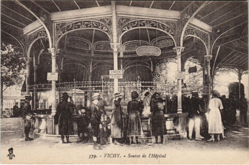 Carte postale ancienne Vichy Source de l'Hopital à Vichy
