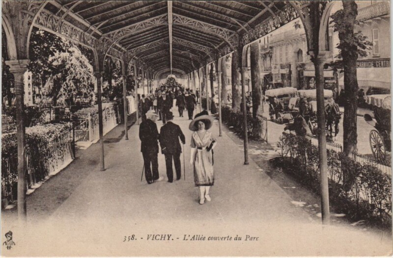 Carte postale ancienne Vichy Allee couverte du Parc à Vichy