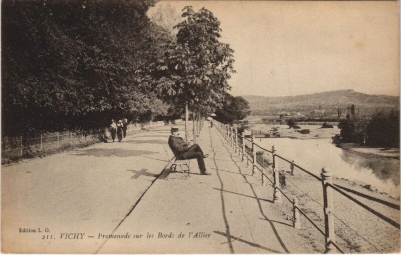 Carte postale ancienne Vichy Promenade des Bords de l'Allier à Vichy