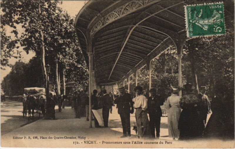 Carte postale ancienne Vichy Promeneurs sous l'Allee couverte du Parc à Vichy