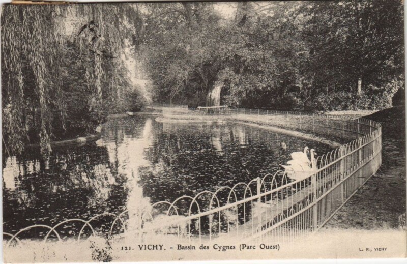 Carte postale ancienne Vichy Bassin des Cygnes à Vichy