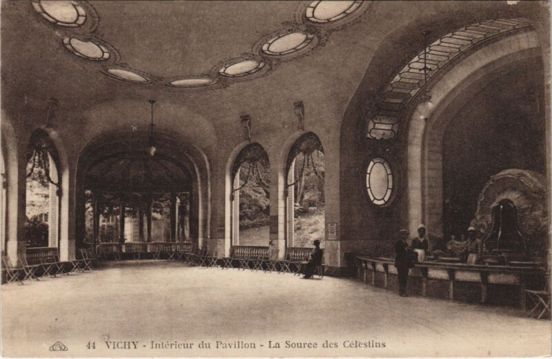 Carte postale ancienne Vichy Interieur du Pavillon, Source des Celestins à Vichy