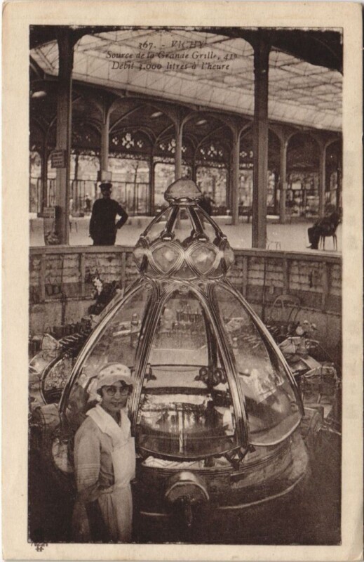 Carte postale ancienne Vichy Source de la Grande Grille à Vichy