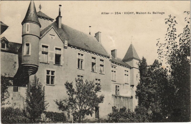 Carte postale ancienne Vichy Maison du Baillage à Vichy