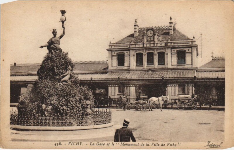 Carte postale ancienne Vichy La Gare et le Monument de la Ville à Vichy