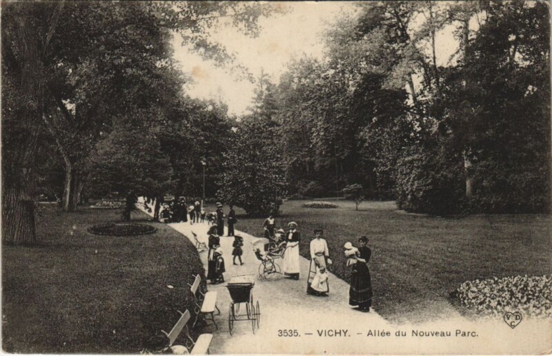 Carte postale ancienne Vichy Allee du Nouveau Parc à Vichy