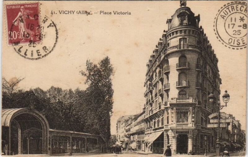 Carte postale ancienne Vichy Place Victoria à Vichy