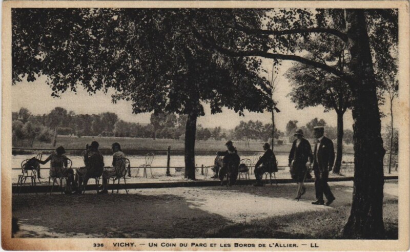Carte postale ancienne Vichy Un coin du Parc et les Bords de l'Allier à Vichy