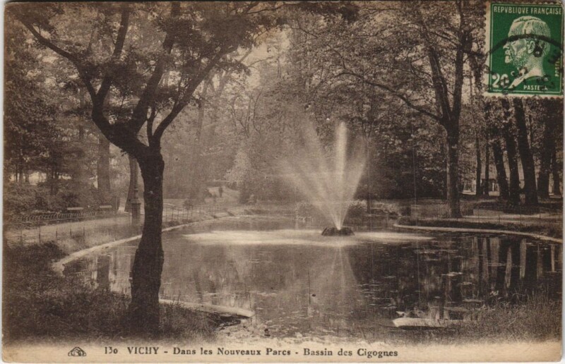 Carte postale ancienne Vichy Dans les Nouveaux Parcs , Bassin des Cigognes à Vichy