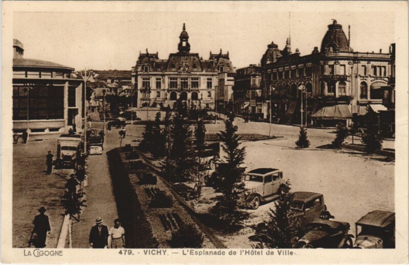 Carte postale ancienne Vichy Esplanade de l'Hotel de Ville à Vichy