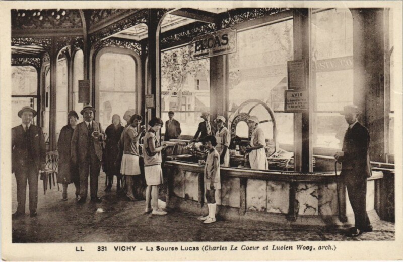 Carte postale ancienne Vichy Source Lucas à Vichy