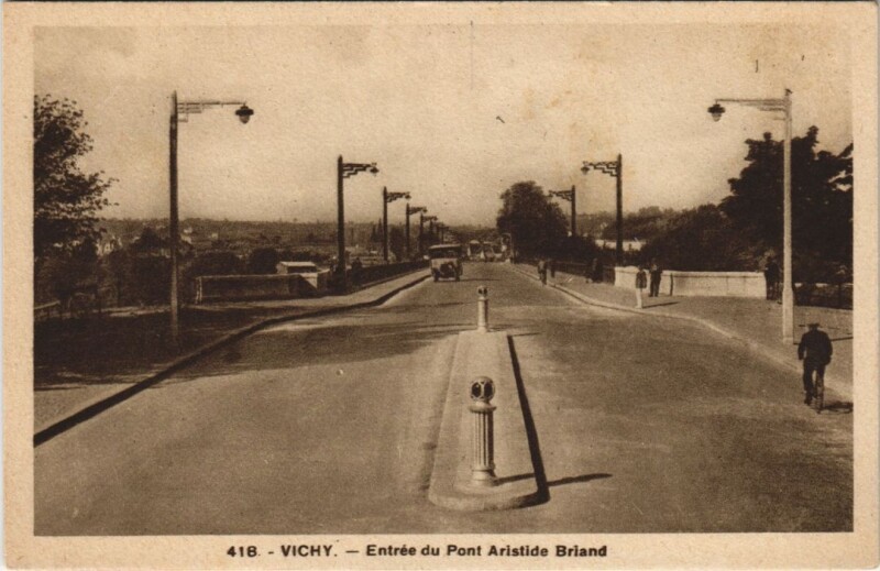 Carte postale ancienne Vichy Entree du Pont Artistide Briand à Vichy