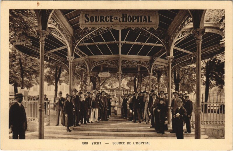 Carte postale ancienne Vichy Source de l'Hopital à Vichy