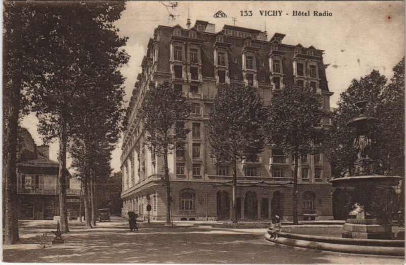 Carte postale ancienne Vichy Hotel Radio à Vichy