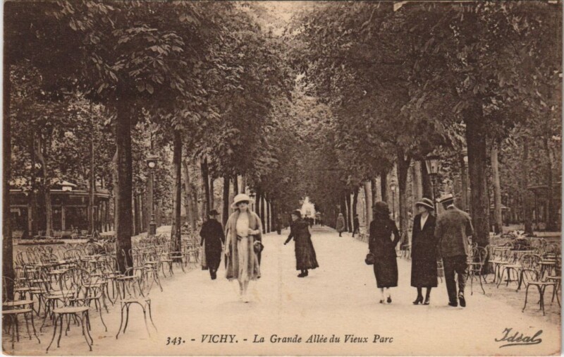 Carte postale ancienne Vichy Grande Allee du Vieux Parc à Vichy