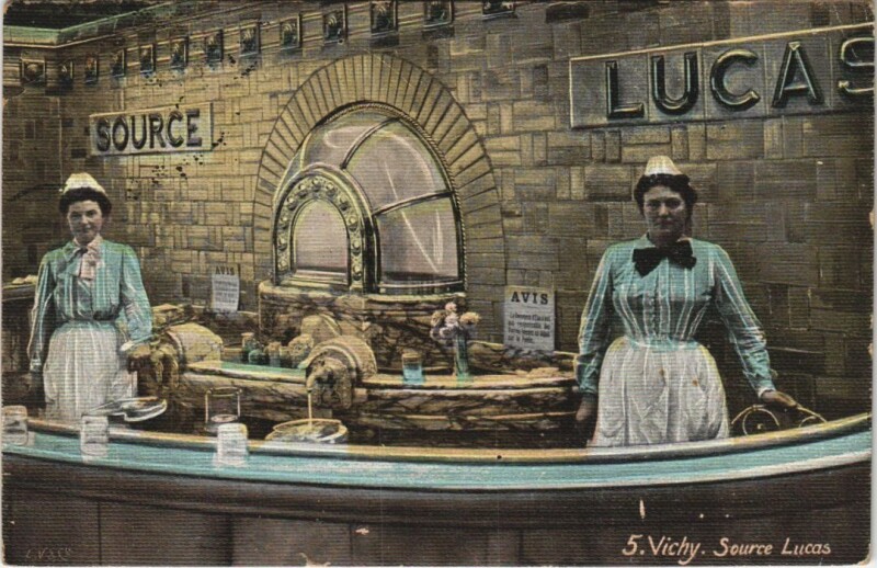 Carte postale ancienne Vichy Source Lucas à Vichy
