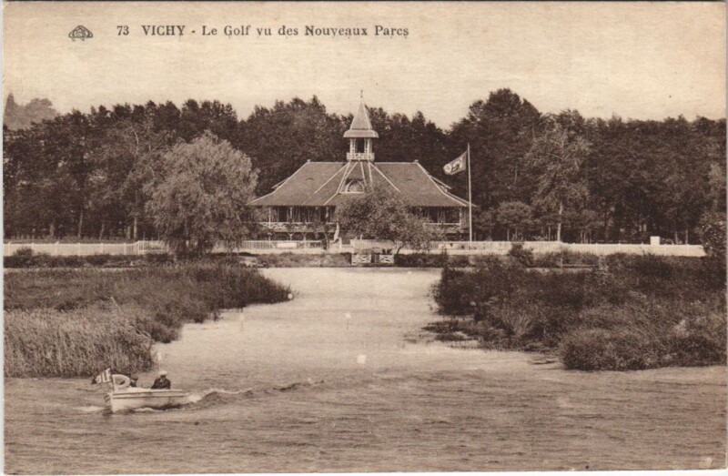 Carte postale ancienne Vichy Le Golf vu des Nouveaux Parcs à Vichy