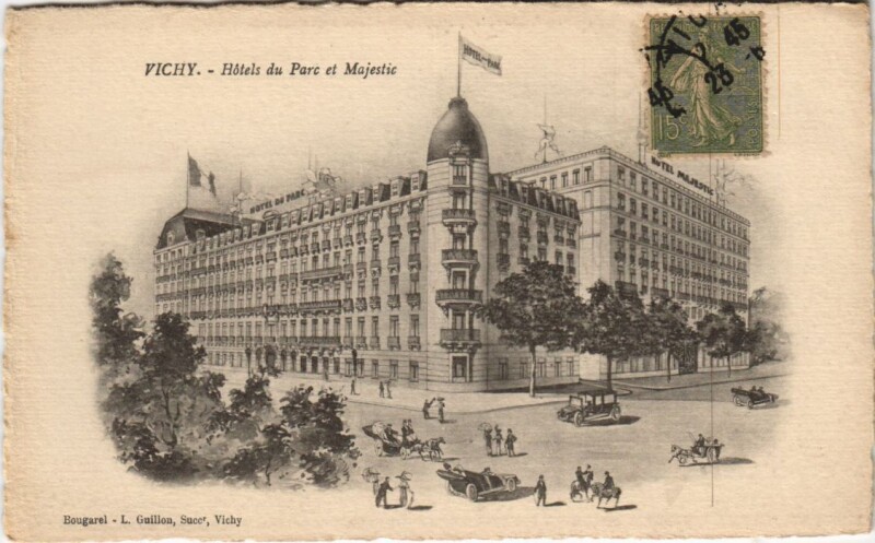 Carte postale ancienne Vichy Hotels du Parc et Majestic à Vichy