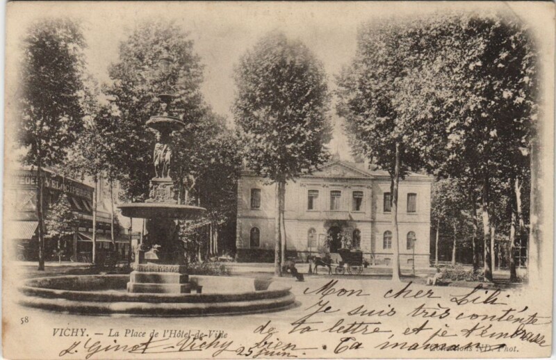 Carte postale ancienne Vichy La Place de l'Hotel de Ville à Vichy