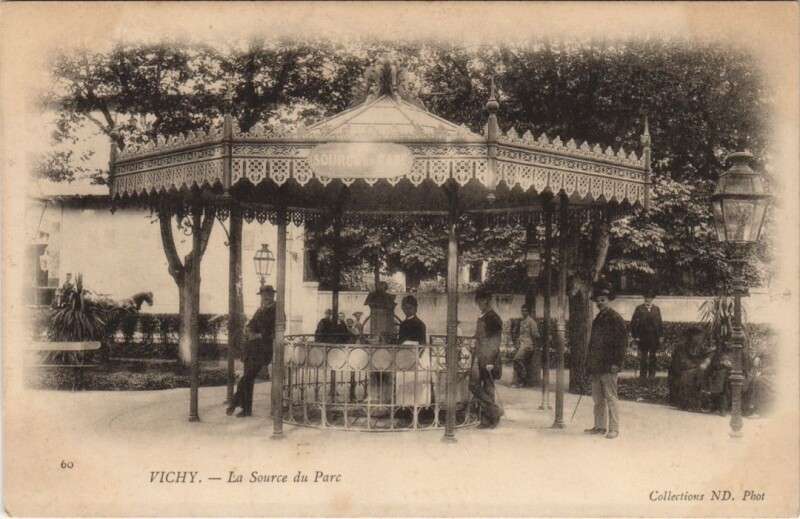 Carte postale ancienne Vichy Source du Parc à Vichy