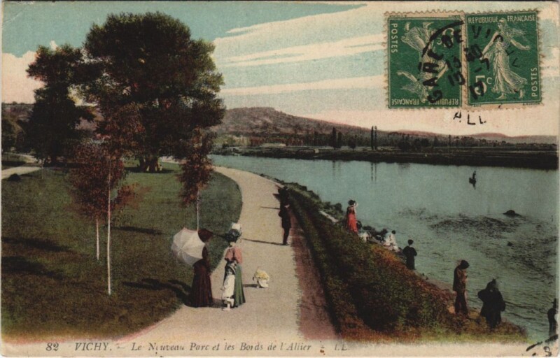 Carte postale ancienne Vichy Nouveau Parc et les Bords de l'Allier à Vichy