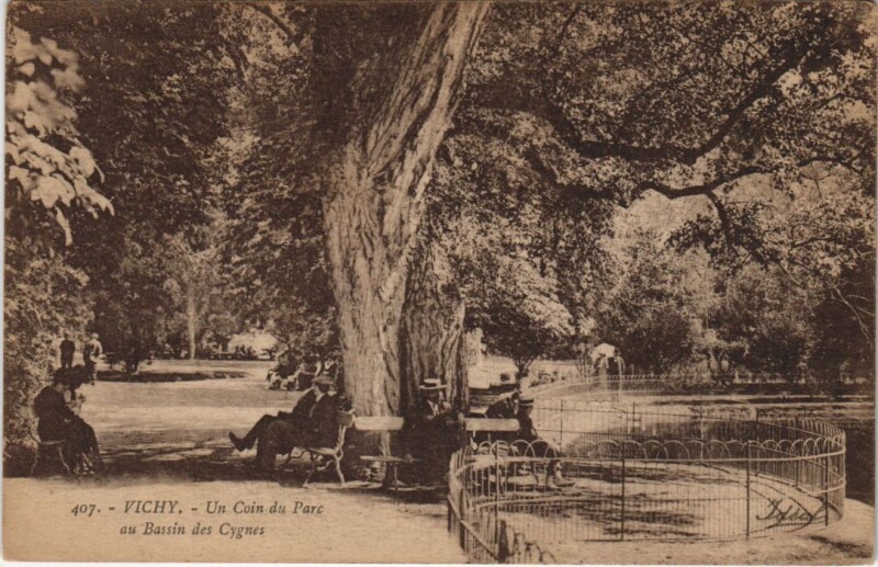 Carte postale ancienne Vichy Un coin du Parc au Bassin des Cygnes à Vichy