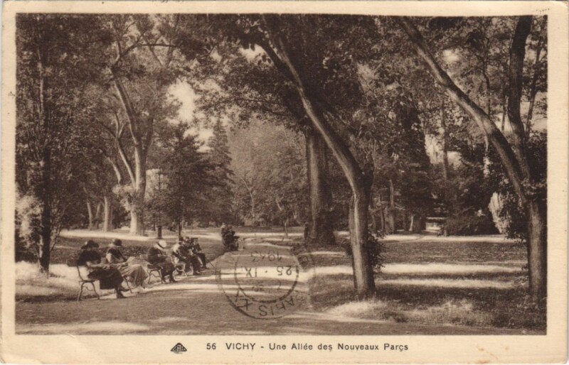 Carte postale ancienne Vichy Une Allee des Parcs à Vichy