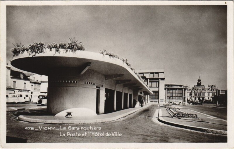 Carte postale ancienne Vichy La Poste et Hotel de Ville à Vichy