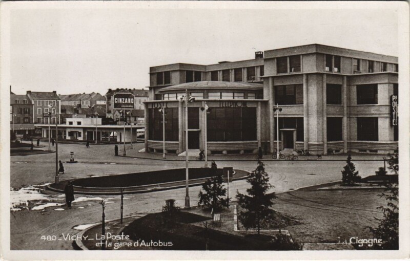 Carte postale ancienne Vichy La Poste et la gare d'Autobus à Vichy