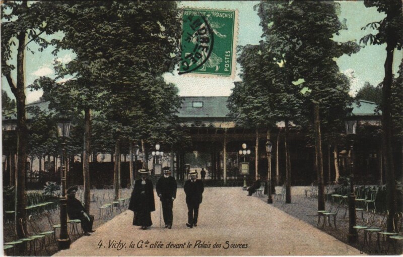 Carte postale ancienne Vichy Grande Allee devant le Palais des Sources à Vichy