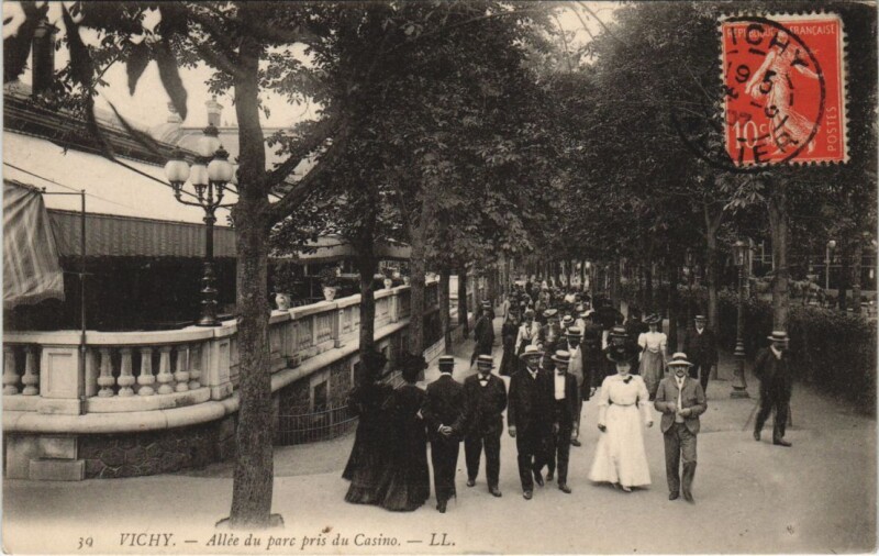 Carte postale ancienne Vichy Allee du parc pris du Casino à Vichy