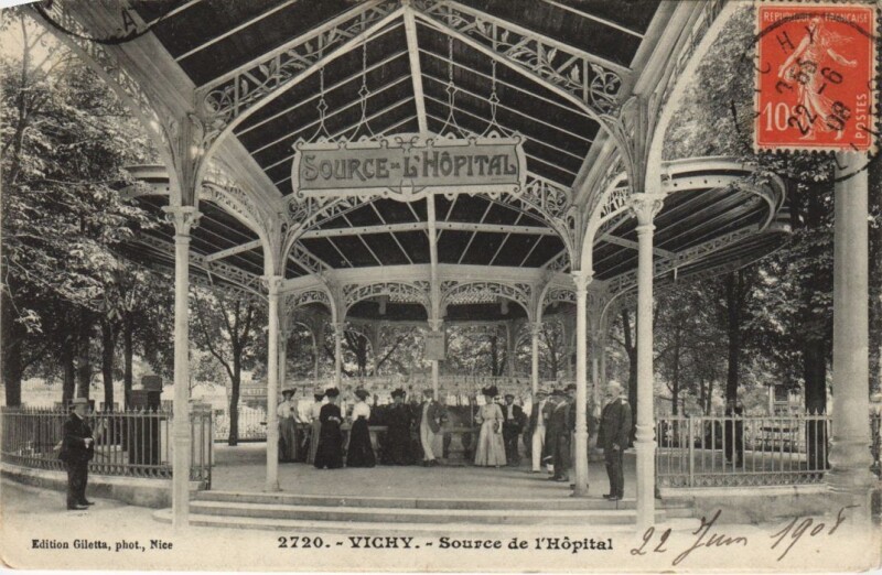 Carte postale ancienne Vichy Source de l'Hopital à Vichy