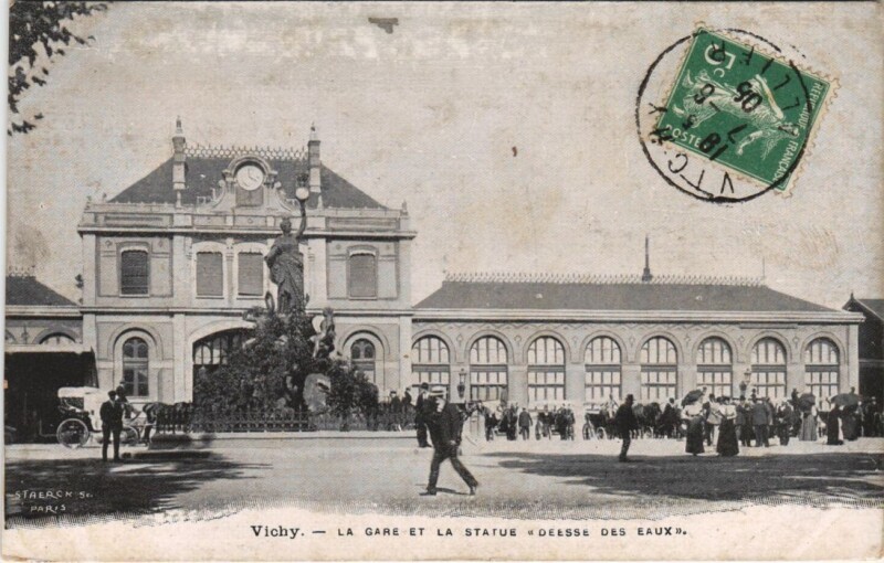 Carte postale ancienne Vichy La Gare et la Statue Deesse des Eaux à Vichy