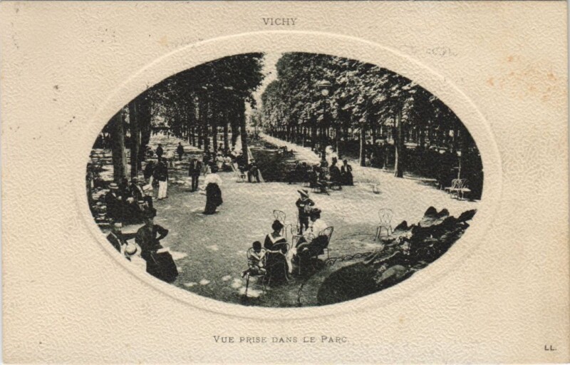 Carte postale ancienne Vichy vue prise dans le Parc à Vichy