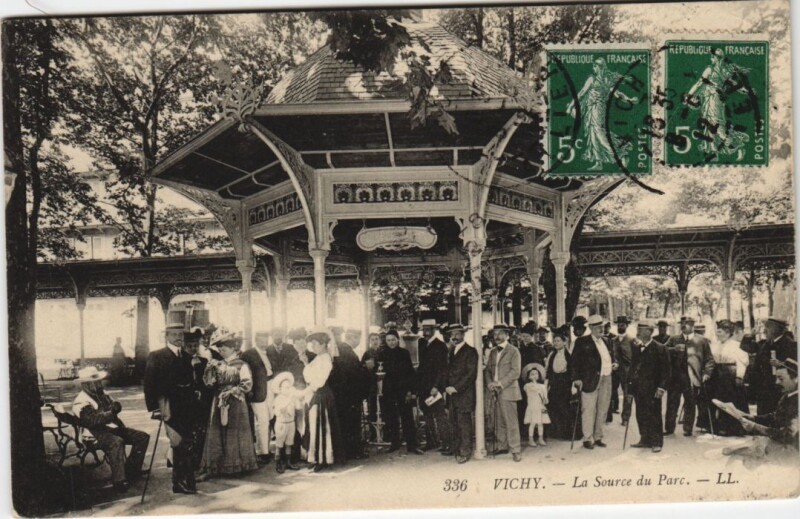 Carte postale ancienne Vichy Source du Parc à Vichy