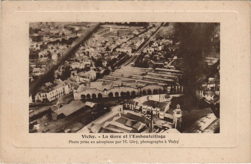 Carte postale ancienne Vichy La Gare et l'Embouteillage à Vichy