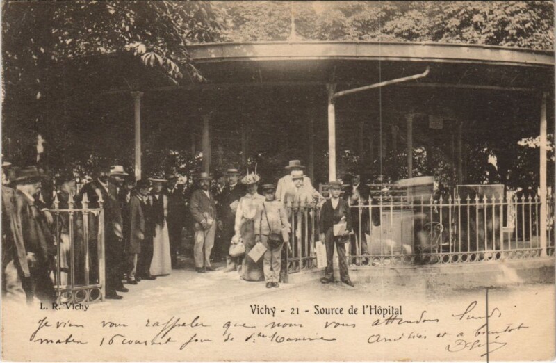 Carte postale ancienne Vichy Source de l'Hopital à Vichy