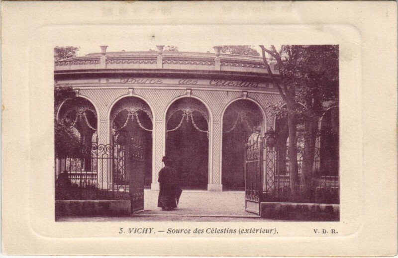 Carte postale ancienne Vichy Source des Celestins à Vichy