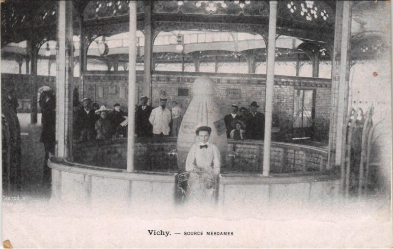 Carte postale ancienne Vichy Source Mesdames à Vichy
