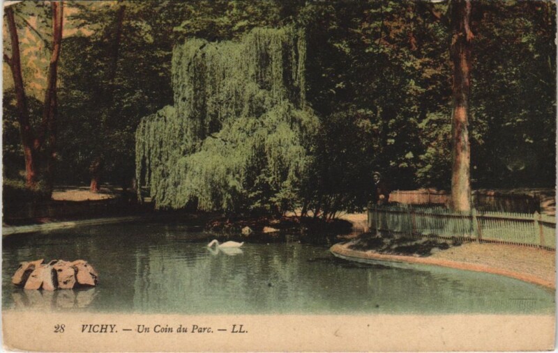Carte postale ancienne Vichy Un coin du Parc au Bassin des Cygnes à Vichy