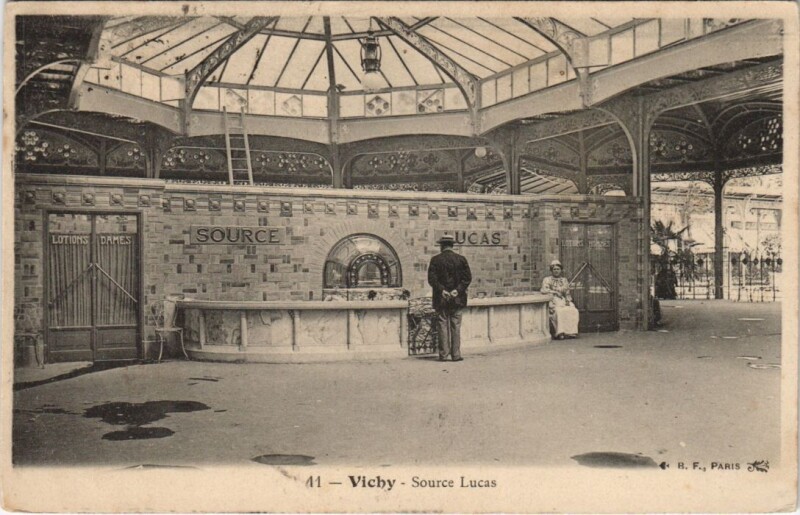Carte postale ancienne Vichy Source Lucas à Vichy