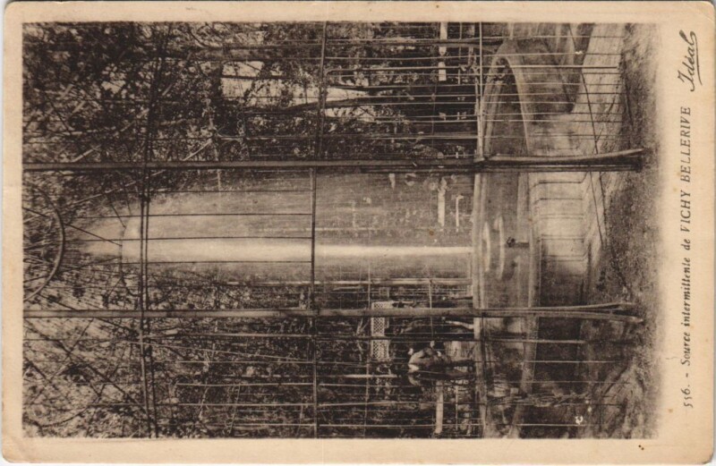 Carte postale ancienne Vichy Source intermittente à Vichy