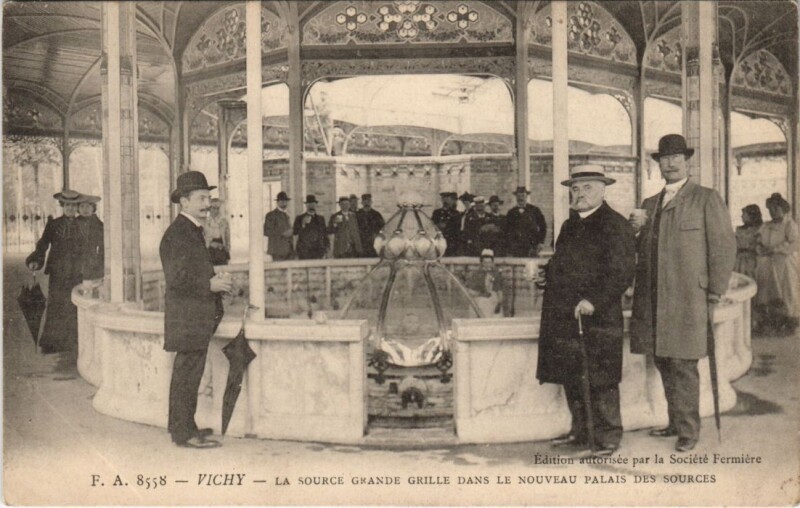Carte postale ancienne Vichy Source de la Grande Grille à Vichy