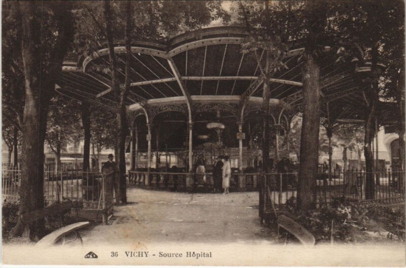 Carte postale ancienne Vichy Source de l'Hopital à Vichy