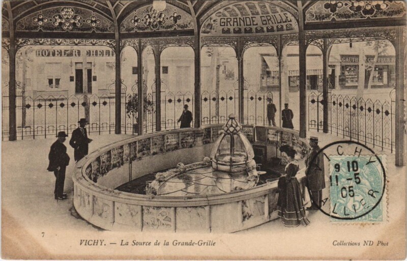 Carte postale ancienne Vichy Source de la Grande Grille à Vichy