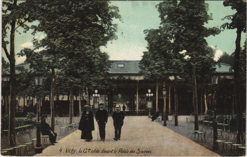 Carte postale ancienne Vichy Grande Allee devant le Palais des Sources à Vichy