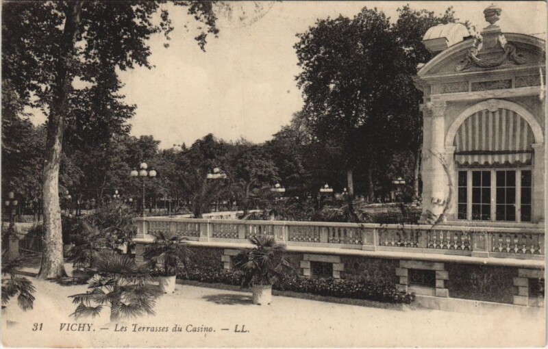 Carte postale ancienne Vichy Les Terrasses du Casino à Vichy