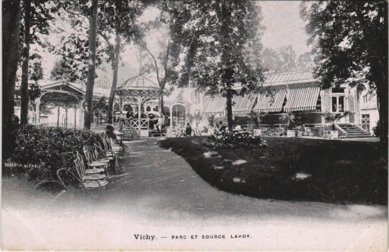 Carte postale ancienne Vichy Parc et Source Lardy à Vichy