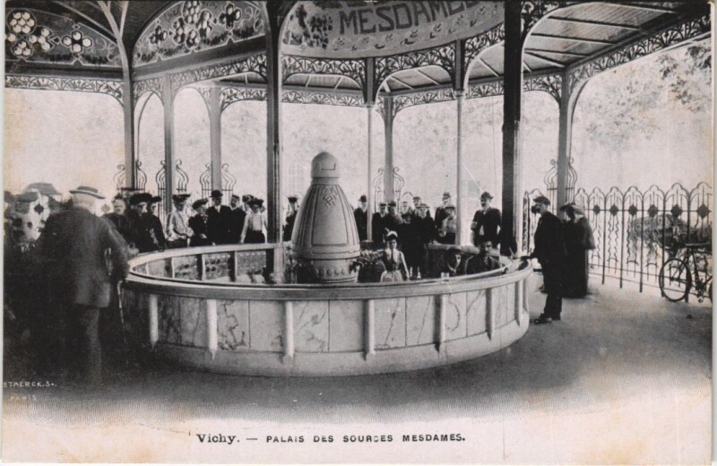 Carte postale ancienne Vichy Palais des Sources Mesdames à Vichy