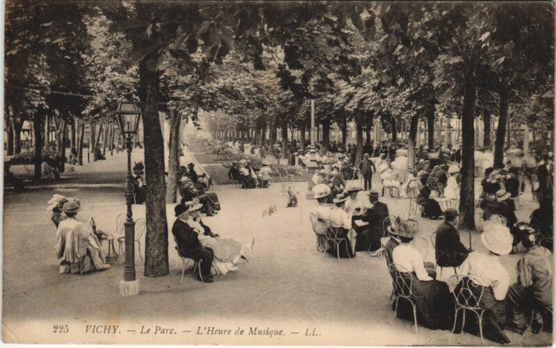 Carte postale ancienne Vichy Le Parc, Heure de Musique à Vichy
